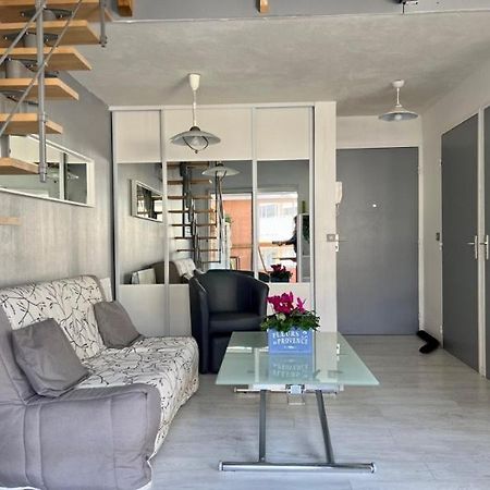 Joli Et Spacieux Studio Avec Garage Au Bord De Mer Frejus Exterior photo